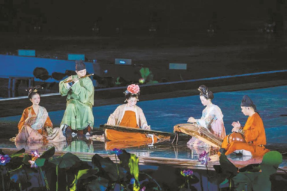 成立于2014年的自得琴社，其成員是一群熱愛古樂的年輕人。他們將傳統(tǒng)文化的魅力與國潮元素相互融合，在互聯(lián)網(wǎng)上掀起了“古畫音樂”的風(fēng)潮。網(wǎng)友點贊他們的視頻“仿佛一幅會動的古代畫卷”，畫中人是身著古代服飾的樂師，或撫古琴，或吹笛蕭，或擊大鼓。