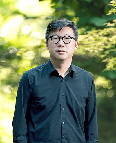 李修文，湖北省作家協(xié)會(huì)主席、武漢市文聯(lián)主席、武漢大學(xué)文學(xué)院教授，著有《猛虎下山》《詩(shī)來(lái)見(jiàn)我》《致江東父老》《山河袈裟》《滴淚痣》《捆綁上天堂》等