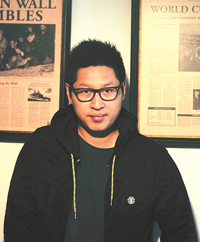 林東林，武漢文學(xué)院首屆簽約專(zhuān)業(yè)作家，著有《火腿》《出門(mén)》《燈光球場(chǎng)》《迎面而來(lái)》《三餐四季》《跟著詩(shī)人回家》等各類(lèi)作品多部