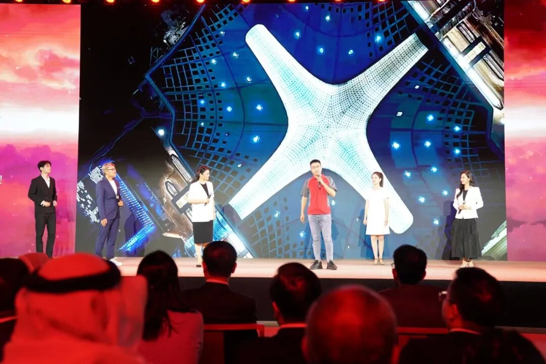 王二冬及杭州本地朗誦家共同朗誦了《中國快遞員》一詩