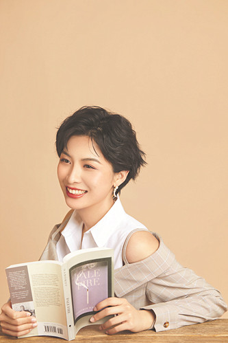 周婉京，一九九〇年生，北京人，哲學(xué)博士。曾獲山花文學(xué)雙年獎(jiǎng)·新人獎(jiǎng)、香港青年文學(xué)獎(jiǎng)等獎(jiǎng)項(xiàng)。出版有短篇小說(shuō)集《取出瘋石》等作品，中長(zhǎng)篇小說(shuō)《造房子的人》為其最新作品