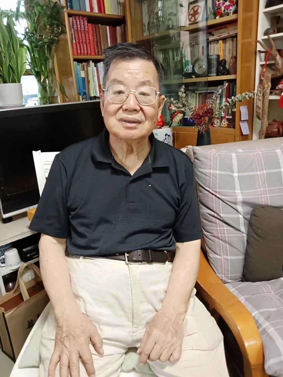 曾鎮(zhèn)南，著名評(píng)論家，中國(guó)社會(huì)科學(xué)院文學(xué)研究所當(dāng)代文學(xué)研究室研究員，首屆魯迅文學(xué)獎(jiǎng)獲得者