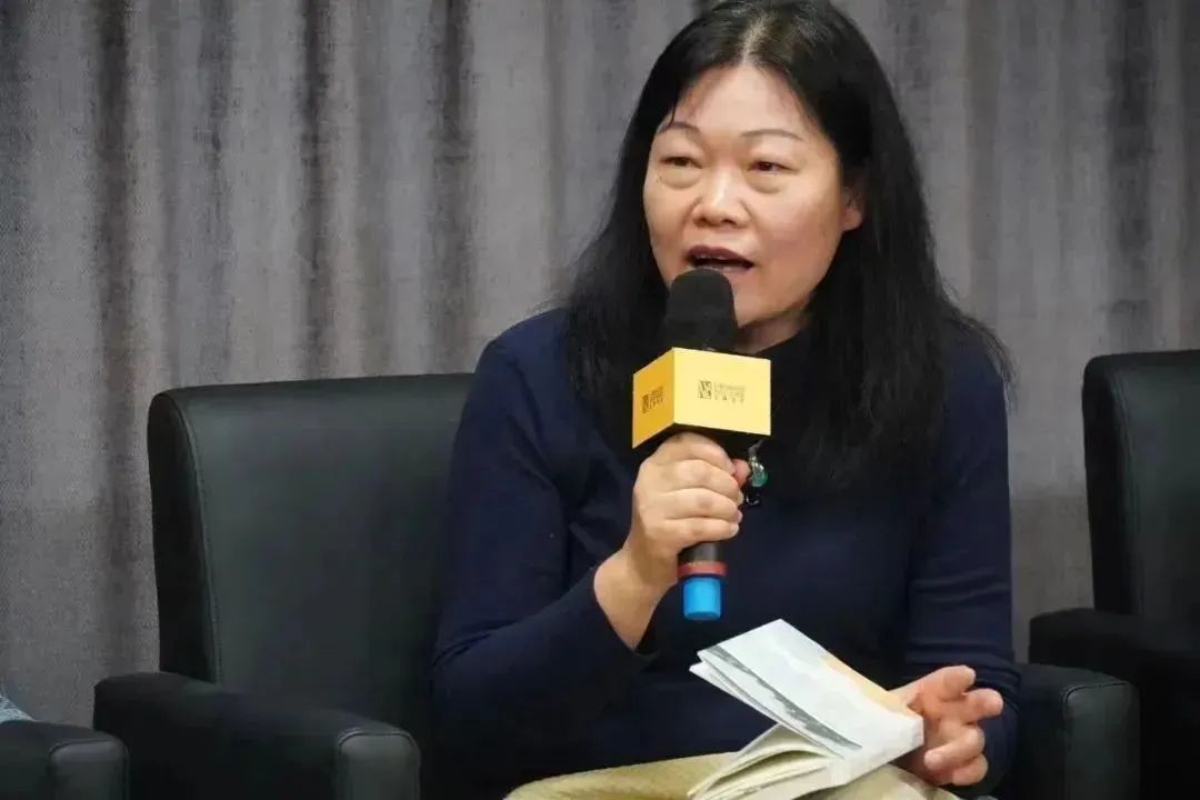 黃葒    南京大學(xué)外國(guó)語(yǔ)學(xué)院法語(yǔ)系教授，博士生導(dǎo)師，南京大學(xué)人文社會(huì)科學(xué)高級(jí)研究院兼職研究員，國(guó)際杜拉斯學(xué)會(huì)會(huì)員，中國(guó)法國(guó)文學(xué)研究會(huì)常務(wù)理事，中法語(yǔ)言文化比較研究會(huì)常務(wù)理事、江蘇省外文學(xué)會(huì)理事，江蘇省翻譯協(xié)會(huì)理事、南京翻譯家協(xié)會(huì)理事，南京作協(xié)理事。