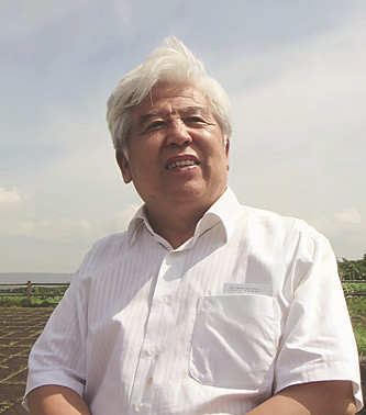 馬振聲 1939年生于北京，1964年本科畢業(yè)于中央美術學院中國畫系，同年考入中央美術學院中國畫系首屆研究生，師從蔣兆和教授，專攻水墨人物畫。1973年調入四川省美協(xié)從事專業(yè)美術創(chuàng)作。1994年起受聘任教于北京語言大學藝術系。曾任北京語言大學藝術學院名譽院長、重慶國畫院名譽院長、中央文史研究館書畫院名譽院長?，F(xiàn)為中國美協(xié)蔣兆和藝術研究會會長、重慶市美協(xié)名譽主席，中央文史研究館館員、國家一級美術師。其作品曾多次入選全國美展、中國畫百年展等全國性大展并獲獎，多次在國內外舉辦個展或聯(lián)展，多幅作品被中國美術館等單位收藏。