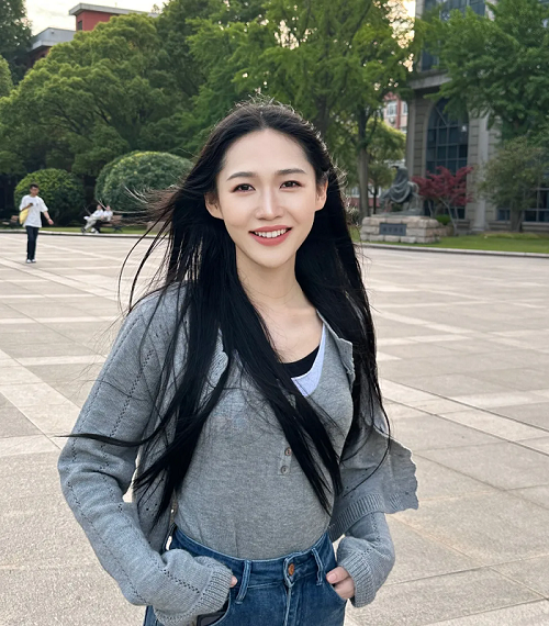 周燊，滿族，中國作家協(xié)會(huì)會(huì)員，藝術(shù)碩士、文學(xué)博士，從教于高校創(chuàng)意寫作和現(xiàn)當(dāng)代文藝研究等方向，曾獲第六屆山東省泰山文藝獎(jiǎng)（文學(xué)創(chuàng)作獎(jiǎng)）、復(fù)旦大學(xué)光華獎(jiǎng)等榮譽(yù)。