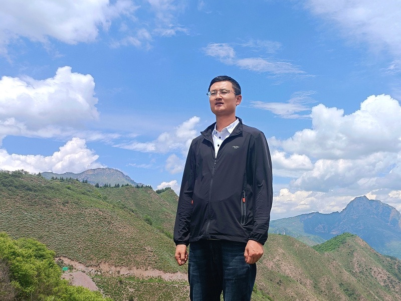 丁海龍，男，漢族，筆名古月星空，甘肅臨潭人。中華詩(shī)詞學(xué)會(huì)會(huì)員、甘肅省作家協(xié)會(huì)會(huì)員、甘肅省詩(shī)詞學(xué)會(huì)會(huì)員、甘肅省楹聯(lián)學(xué)會(huì)會(huì)員。作品見(jiàn)于《中華詩(shī)詞》《中華辭賦》《甘肅黨建》等刊。出版詩(shī)集《虛塵》《流水集》。