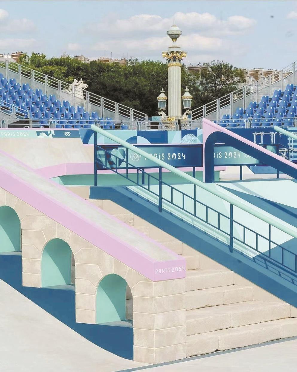 巴黎奧運會史無前例地用薰衣草紫色取代了傳統(tǒng)跑道的紅藍配色；藍粉配色的攀巖墻與粉色自行車道，將法式浪漫呈現(xiàn)入骨