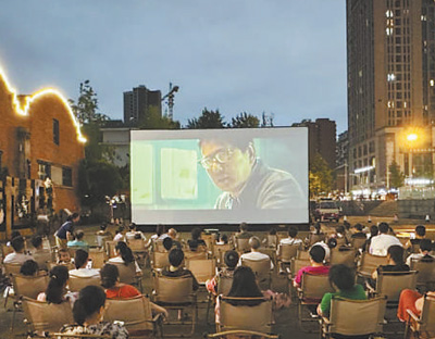 在四川成都完美文創(chuàng)公園里，一場露天電影正在放映。 　　廖茂林?jǐn)z