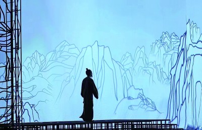 北京人民藝術劇院話劇《杜甫》演出現(xiàn)場，扮演杜甫的演員正慢慢步入山水畫卷。資料圖片