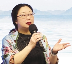 楊怡芬，浙江舟山人，魯迅文學(xué)院第13屆高研班學(xué)員。2002年開始寫作，在《人民文學(xué)》《十月》《花城》等發(fā)表小說百余萬字，出版中短篇小說集《披肩》、中篇小說集《追魚》、長篇小說《離觴》《海上繁花》等。