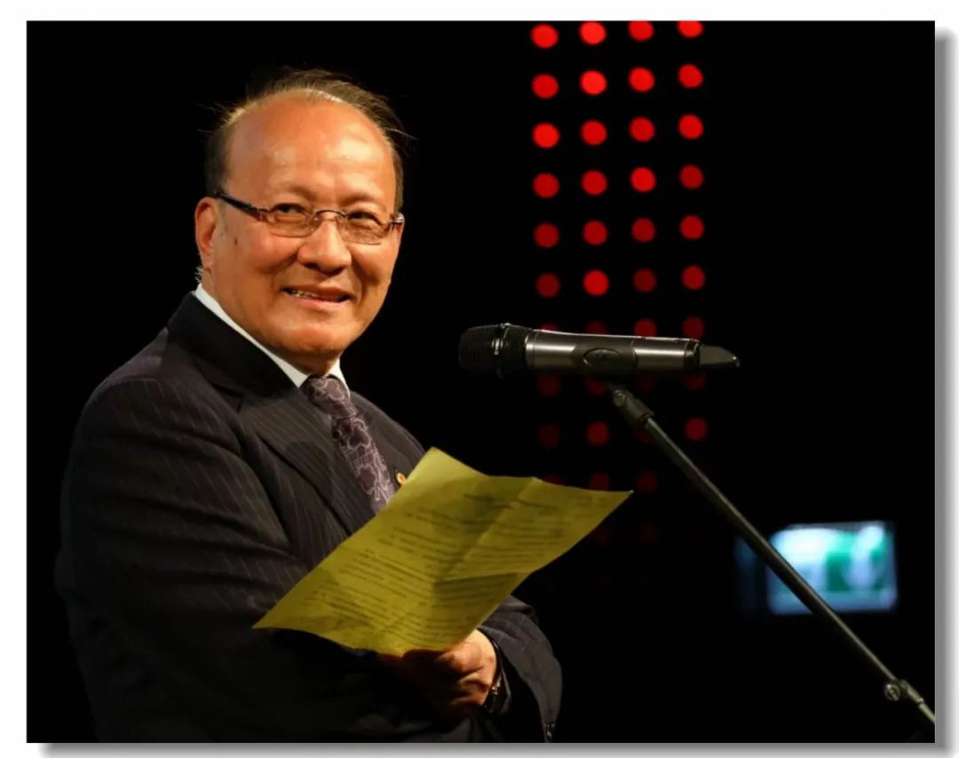 毛時(shí)安，中國文藝評(píng)論家協(xié)會(huì)副主席，上海市文廣局副巡視員、研究員。浙江奉化人。1948年生，1982年畢業(yè)于華東師大中文系。1995年加入中國作家協(xié)會(huì)。著有《引渡現(xiàn)代人的舟筏在哪里》《美學(xué)新變與反思》《毛時(shí)安文集》（四卷本）等，主編《1991年中國小說》《海上名家文叢隨筆》《海上風(fēng)藝術(shù)文叢》等。曾獲第五屆中國文聯(lián)文藝評(píng)論一等獎(jiǎng)、全國中青年美學(xué)優(yōu)秀成果獎(jiǎng)、首屆上海文學(xué)藝術(shù)獎(jiǎng)等獎(jiǎng)項(xiàng)。