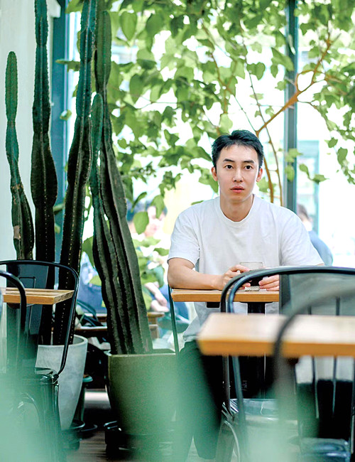 周宏翔，一九九〇年生于重慶，現(xiàn)居北京。中國(guó)作家協(xié)會(huì)會(huì)員。出版《當(dāng)燃》《第一次看見(jiàn)燦爛的時(shí)刻》等十余部作品，多部作品正在影視改編中。曾獲第五屆巴蜀青年文學(xué)獎(jiǎng)、“新浪年度十大熱書”等