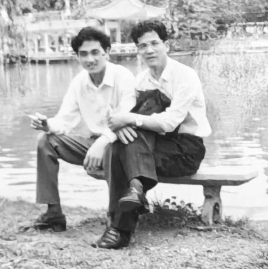 當(dāng)年漂泊在外，雖然沒(méi)寫(xiě)東西，依然喜歡和文人交往，這個(gè)作家是誰(shuí)我忘了，