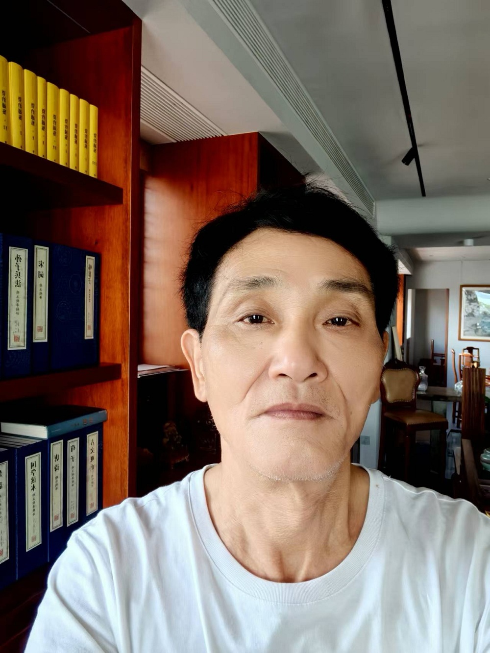 子塵，早年筆名野草，福建人，現(xiàn)居住廈門(mén)市，在一家私企上班。少年時(shí)開(kāi)始喜歡文學(xué)，一直熱愛(ài)，從不言放棄。早年有習(xí)作發(fā)表報(bào)刊，現(xiàn)大多作品發(fā)于網(wǎng)絡(luò)。