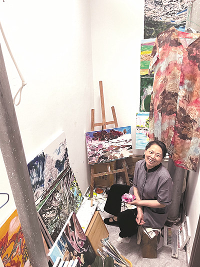 王柳云 祖籍湖南，2017年去福建學(xué)畫，后因在北京某大廈邊做保潔邊畫畫而被央視等主流媒體報道，進(jìn)而廣為人知。2023年開始出版自傳和詩歌集。著有《青芥人生》《月光不迷路》《走過一座海》 2023年，王柳云在北京某大廈保潔工具間 京石 攝