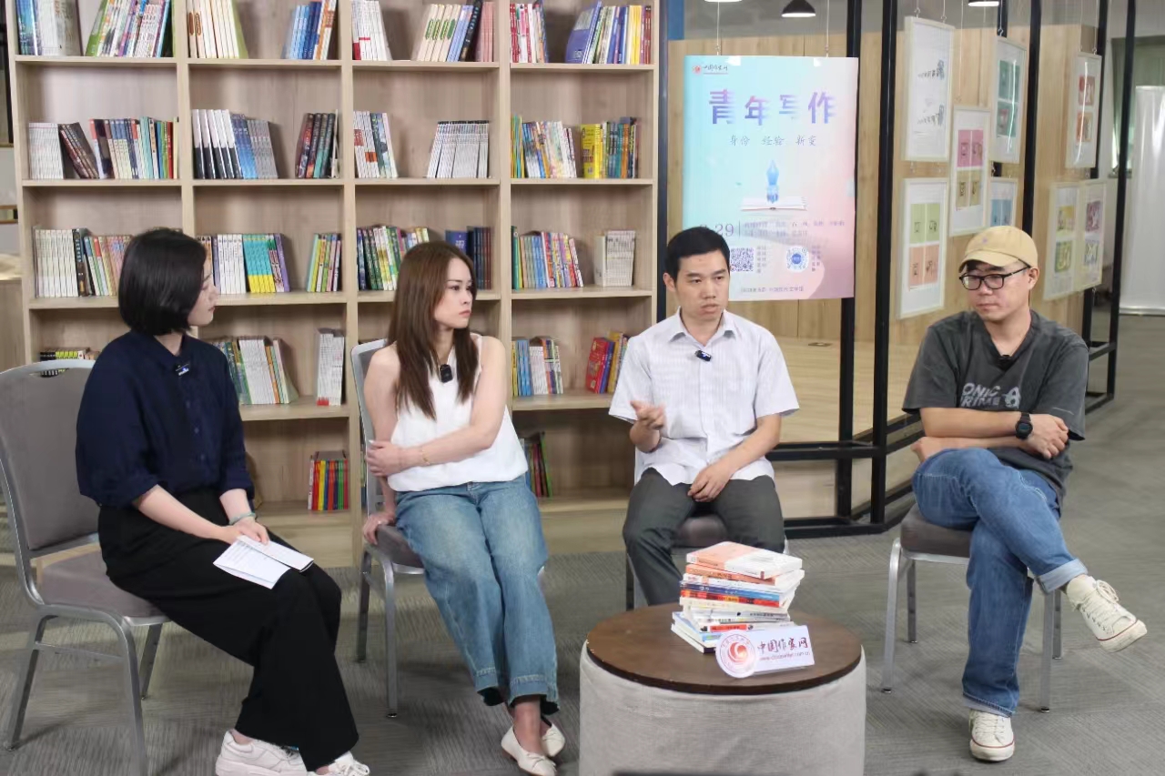 中國作家網(wǎng)文學直播間對談現(xiàn)場（左起：賀嘉鈺、葉昕昀、徐剛、石一楓）