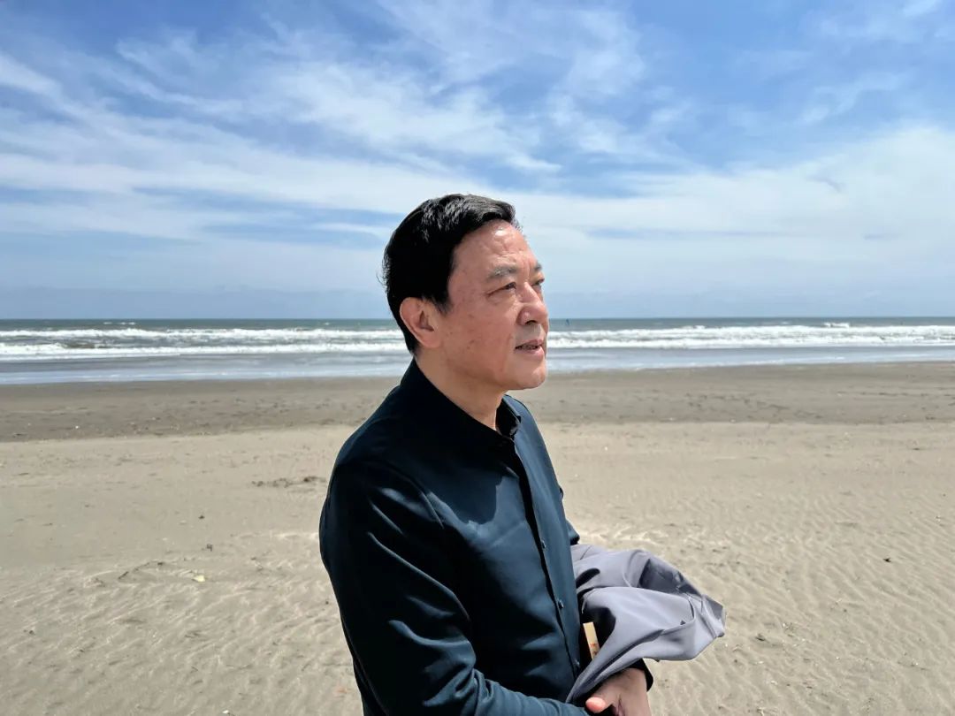 潘軍，著名作家、編??；1957年生，安徽懷寧人。1982年畢業(yè)于安徽大學中文系，主要作品有長篇小說《日暈》《風》《獨白與手勢》《死刑報告》以及《潘軍小說文本》（6卷）等，并譯介為多種文字，多次獲獎。另有話劇作品《地下》《斷橋》《合同婚姻》《霸王歌行》，獲第31屆“世界戲劇節(jié)”優(yōu)秀劇目獎。自編自導的電視劇有《五號特工組》《海浪行動》《驚天陰謀》《粉墨》《虎口拔牙》《分界線》等。