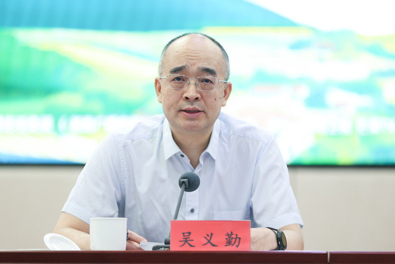 中國作協(xié)黨組成員、副主席、書記處書記吳義勤