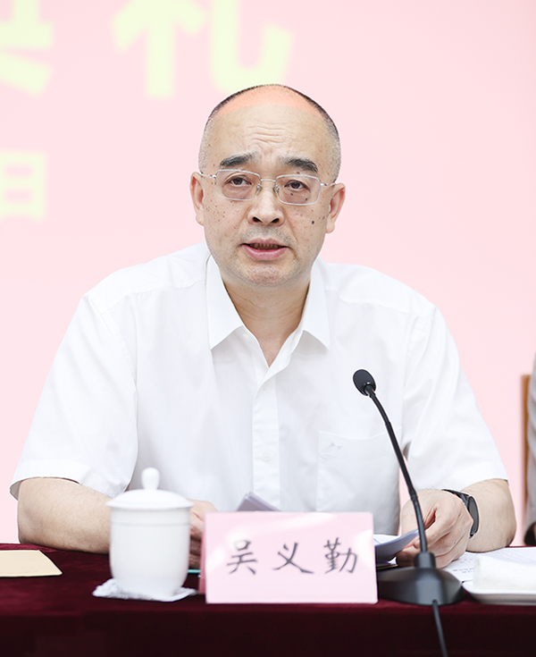 中國作協(xié)黨組成員、副主席、魯迅文學(xué)院院長吳義勤講話