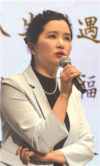 潘向黎，文學(xué)博士，上海作家協(xié)會(huì)副主席、專業(yè)作家。著有長篇小說《穿心蓮》，小說集《白水青菜》《十年杯》《輕觸微溫》《上海愛情浮世繪》等，專題隨筆集《茶可道》《梅邊消息》《古典的春水》《人間紅樓》等，共三十多種。獲魯迅文學(xué)獎(jiǎng)短篇小說獎(jiǎng)等