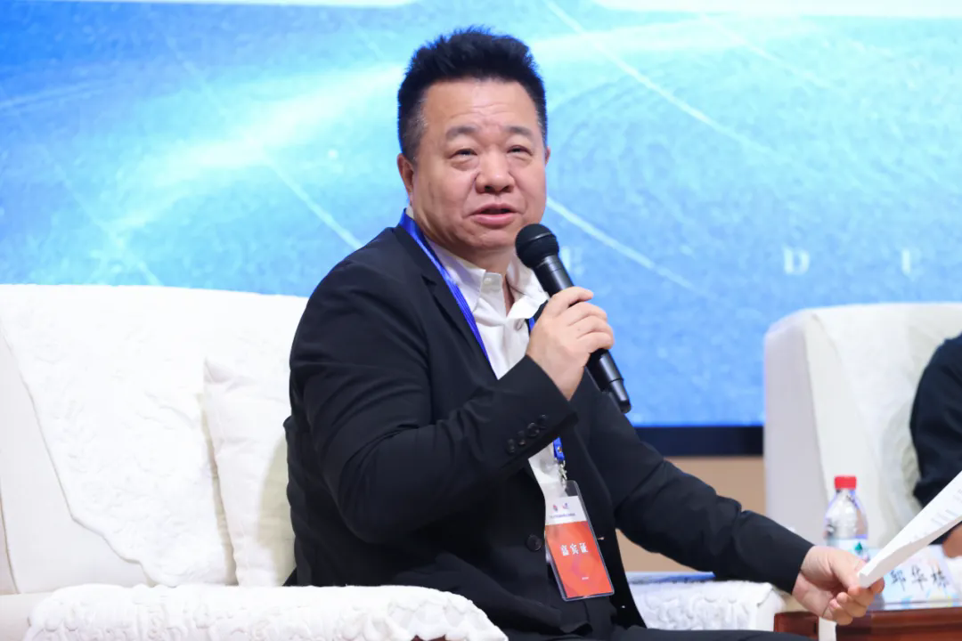 中國作協(xié)黨組成員、副主席、書記處書記邱華棟出席并主持論壇