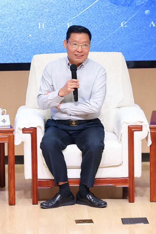 中國大洋協(xié)會副理事長、中國“蛟龍?zhí)枴焙Ｔ嚞F(xiàn)場總指揮劉峰發(fā)言