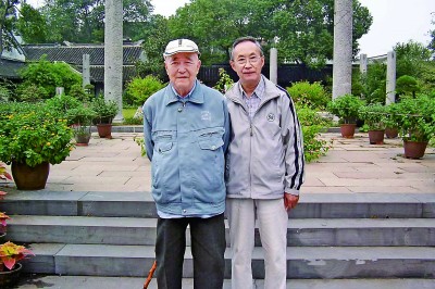 2005年10月，朱季海（左）與張洪鈞在蘇州雙塔寺。作者供圖