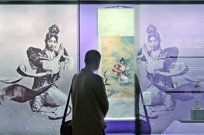 觀眾在北京恭王府博物館內(nèi)參觀梅蘭芳在京劇《天女散花》中的劇照（左）和徐悲鴻畫作《天女散花》（復(fù)制品）。新華社發(fā)