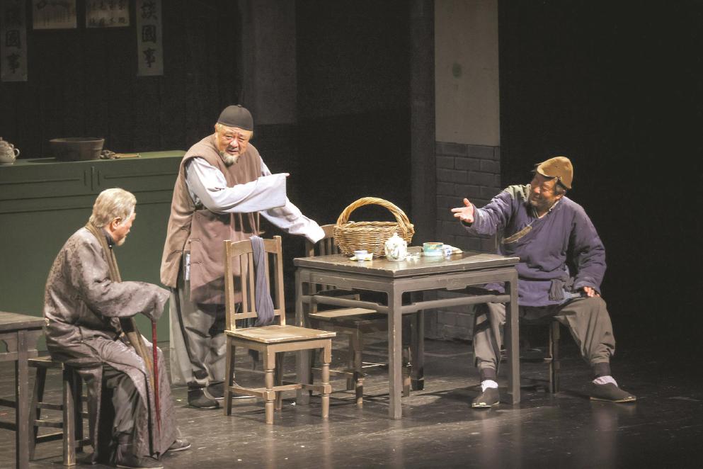 時隔36年，北京人藝再度駐演上海。圖為話劇《茶館》10月13日排練照。 本報記者 葉辰亮攝