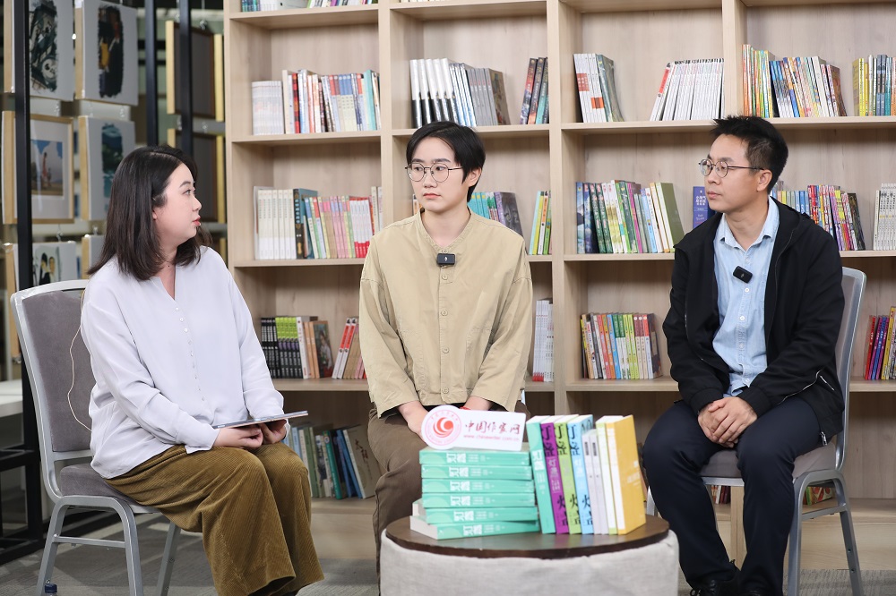 李嘯洋（右一）、康春華（右二）談素人寫(xiě)作