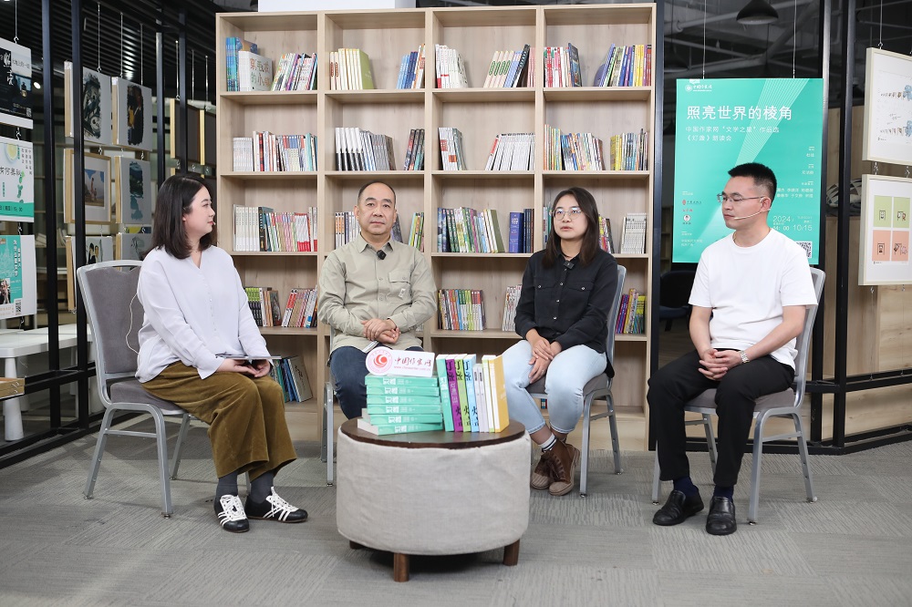 桫欏（右三）、于文舲（右二）、宋煜（右一）分享投稿經(jīng)歷