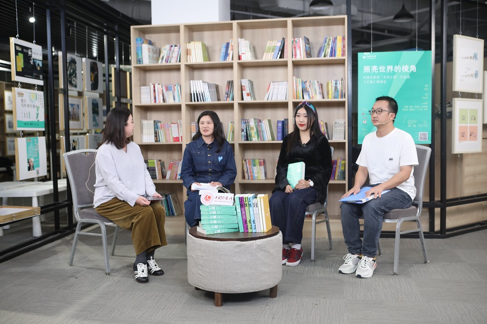 譚杰（右三）、楊碧薇（右二）、李英?。ㄓ乙唬┓窒怼稛舯K》