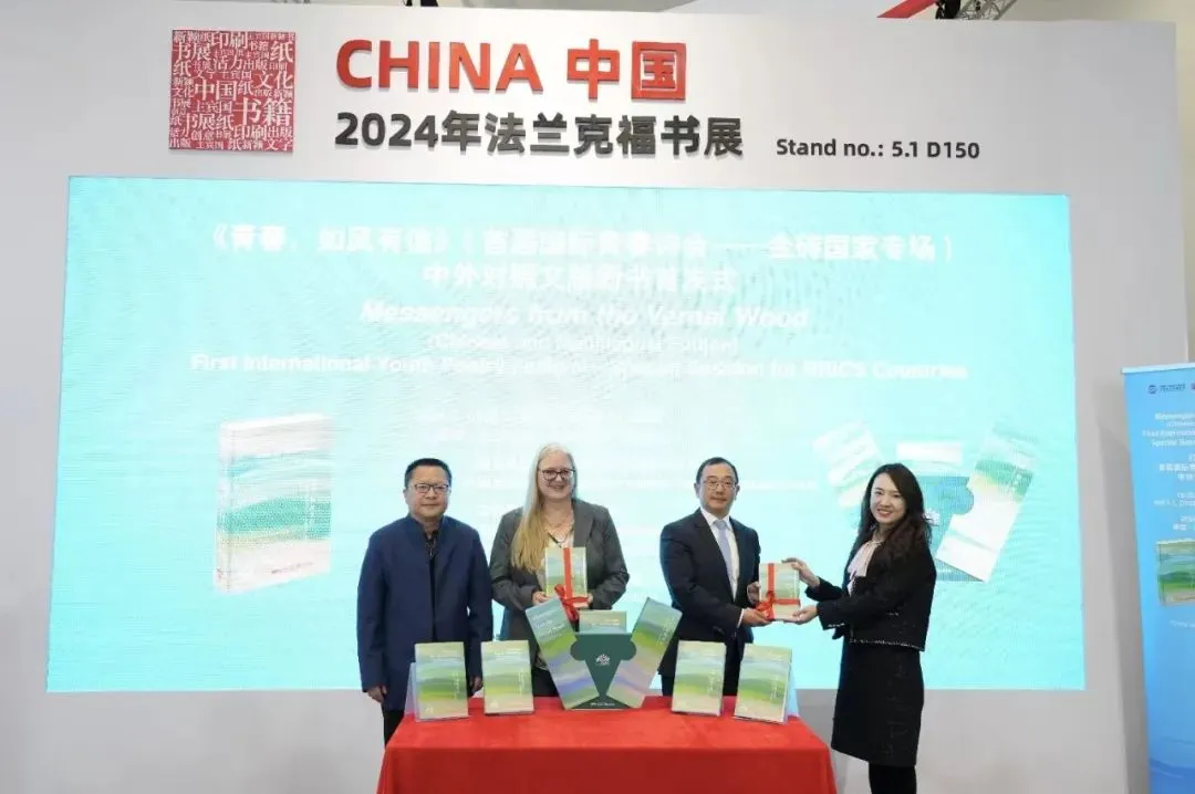 ▲贈(zèng)書(shū)儀式