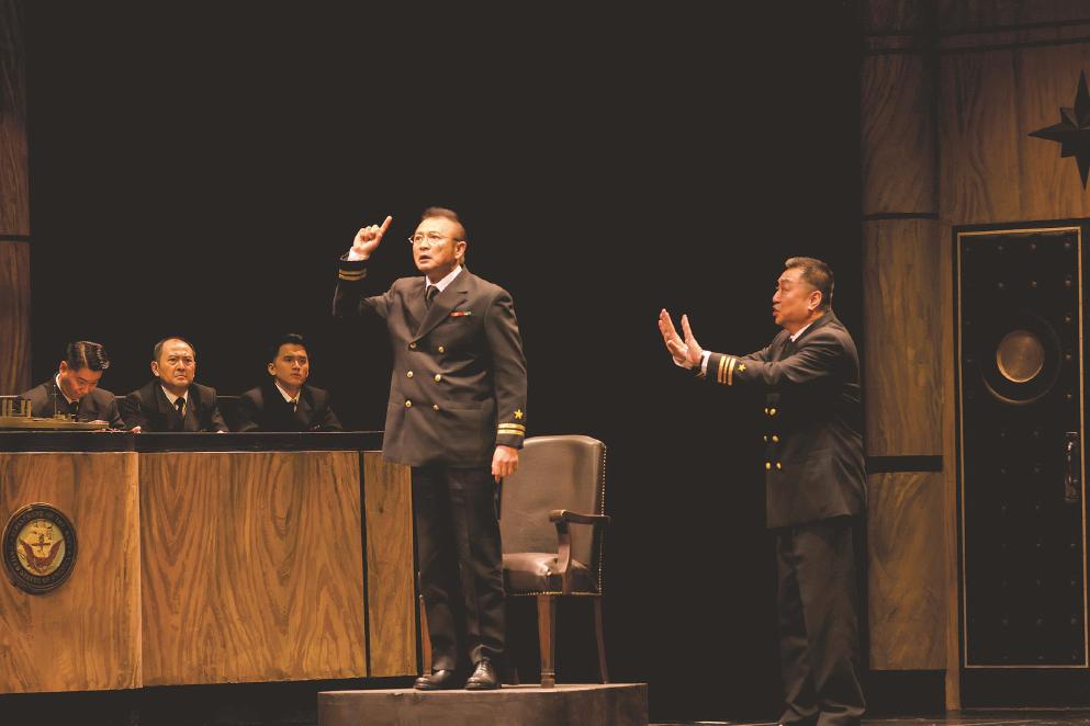 北京人藝話劇《嘩變》改編自普利策獎獲獎小說，全男班的“和尚戲”，沒有復(fù)雜的舞臺調(diào)度，全憑“話劇姓話”的語言功夫再次俘獲人心。 本報記者 葉辰亮攝