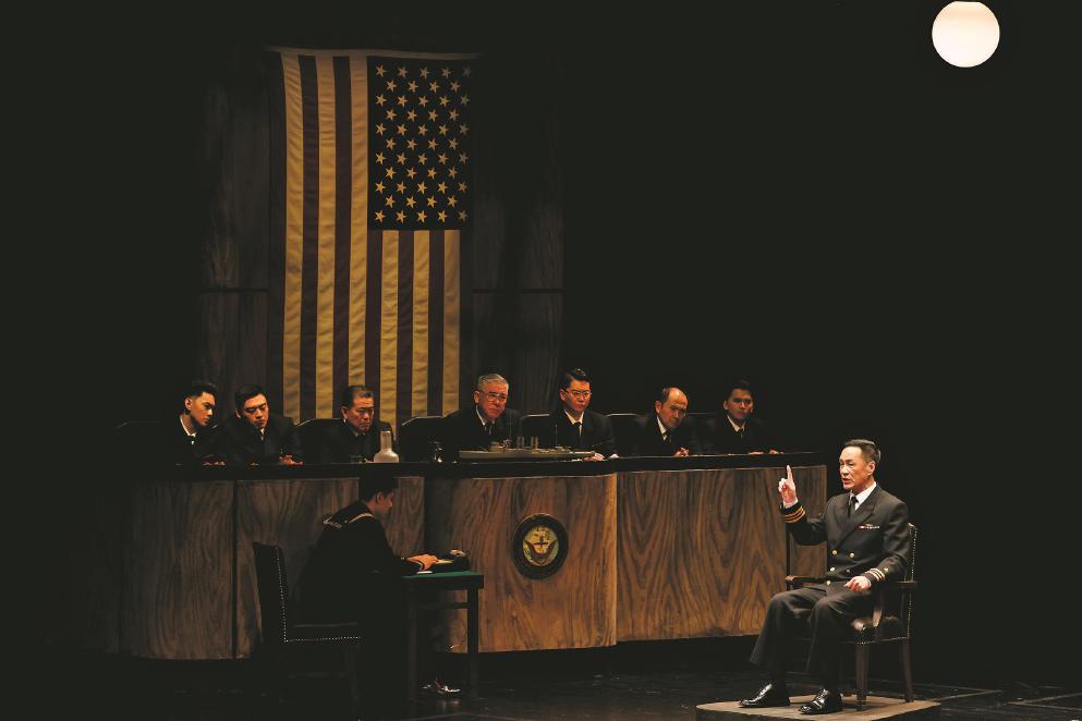 馮遠(yuǎn)征（右一）在《嘩變》中飾演固執(zhí)刻板、獨斷專行的魁格艦長。 本報記者 葉辰亮攝