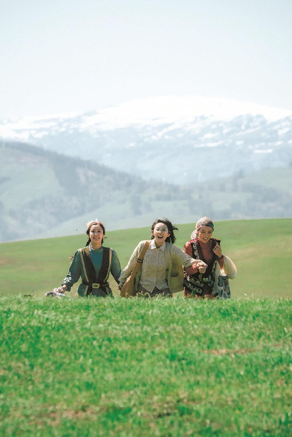 網(wǎng)絡(luò)劇短章的減集縮時(shí)效應(yīng)，拉動(dòng)電視劇的減集縮時(shí)潮流，給當(dāng)前不斷承受日常時(shí)間“碎片化”困擾的普通觀眾提供了科學(xué)管理日常時(shí)間的有利條件。圖為八集電視劇《我的阿勒泰》劇照。