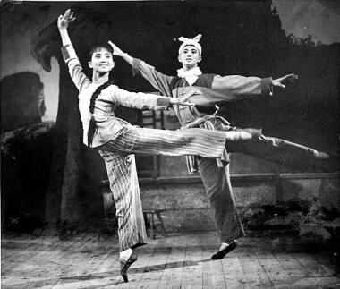 1965年，芭蕾舞劇《白毛女》演出劇照。上海芭蕾舞團(tuán)供圖