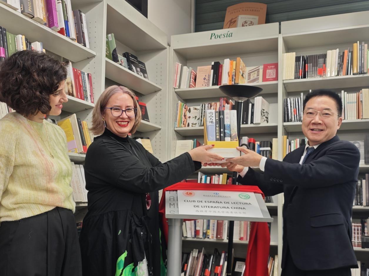 胡邦勝（右一）、婧萱（左二）、白蘭（左一）共同為“西班牙中國文學(xué)讀者俱樂部”揭牌