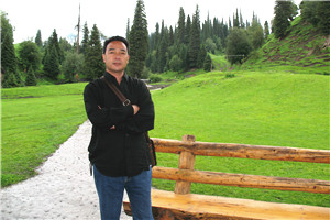 翻譯獎：國家通用語言文字←→維吾爾文作者：艾布（東鄉(xiāng)族）         獲獎感言我是一名東鄉(xiāng)族文學(xué)翻譯、詩人。從小我就學(xué)習(xí)維吾爾語，并用維吾爾文進行文學(xué)創(chuàng)作。我從九十年代開始進行文學(xué)翻譯工作，主要是把國家通用語言文字的文學(xué)作品翻譯成維吾爾文。在我三十多年的文學(xué)翻譯過程中，翻譯了幾百萬字的小說詩歌作品，對文學(xué)翻譯事業(yè)有了較深的理解和感悟……