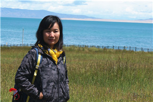 翻譯獎：國家通用語言文字←→蒙古文作者：朵日娜（蒙古族）         獲獎感言大學(xué)畢業(yè)后，我到專門從事蒙譯漢文學(xué)翻譯的小機構(gòu)——昭烏達譯書社工作。在著名文學(xué)翻譯前輩那順德力格爾老先生的指導(dǎo)下，投入到昭烏達譯書社龐大的翻譯出版工程——《歷代蒙古族文學(xué)作品選編》的編纂工作中。在編校收入?yún)矔谋姸辔膶W(xué)翻譯家譯作過程中……