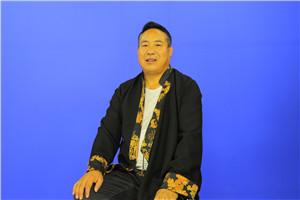 翻譯獎：國家通用語言文字←→藏文作者：趙有年（藏族）         獲獎感言2014年底，我去北京參加魯迅文學(xué)院少數(shù)民族文學(xué)班參加培訓(xùn)的時候，在一次交流課上和《人民文學(xué)》等雜志社的主編們交流時，我提出了藏族作家中民譯漢的翻譯能力過于薄弱而作品沒有展示給其他兄弟民族閱讀，從而雜志社主編們談起了翻譯的力量，甚至說莫言獲諾貝爾文學(xué)獎……