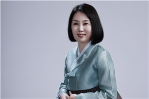 翻譯獎：國家通用語言文字←→朝鮮文作者：鄭風(fēng)淑（朝鮮族）         獲獎感言感謝致力于培養(yǎng)各民族作家翻譯家的《民族文學(xué)》雜志，一直以來給我們搭建各具特色的平臺，讓我們各民族兄弟姐妹在共有的中華文化家園中盡情地書寫生活、表達胸臆，實現(xiàn)自我價值。 朝鮮族著名作家許連順跳出原有的創(chuàng)作思維，以作家特有的胸懷和眼界感悟博大精深的中華文化，探索邊疆少數(shù)民族文學(xué)融入……