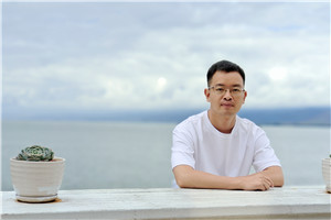 散文獎：《與父親書》作者： 向迅（土家族）         獲獎感言顧名思義，《與父親書》是一本寫給父親的書，也是一本獻給天下所有父輩的書。由于受到傳統(tǒng)的中國式父子關(guān)系的影響，我們和父親在生活中總是沉默以對，即便是在他即將離開我們的時候，我們都極力克制著彼此的情感，以至于他一生的故事成為謎團。正因為如此，在創(chuàng)作這本書的過程中……