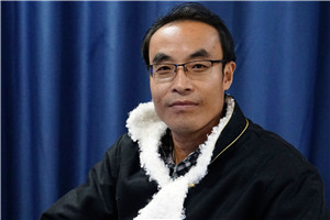 散文獎：《兄弟記》 作者： 王小忠（藏族）         獲獎感言《兄弟記》寫的是青藏高原邊緣地帶農(nóng)牧交匯地的甘南故事，它沒有什么重大事件和尖銳的沖突，都是日常生活與世相百態(tài)。從根本上看，就是對甘南農(nóng)牧區(qū)交匯地的生活方式、生產(chǎn)勞動及思想觀念變化的客觀敘述，是鄉(xiāng)村倫理變遷的詠嘆。我期盼著一種崇高的倫理道德能夠永恒地存在于世……