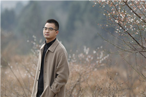 散文獎：《綠皮火車》 作者： 羌人六（羌族）         獲獎感言因為寫作，我從故事中的尋金者身上，也能深切體會那種歷經(jīng)輾轉(zhuǎn)終于醍醐灌頂柳暗花明的心路歷程。2004年高中時期開始文學(xué)創(chuàng)作，大學(xué)畢業(yè)后回到家鄉(xiāng)生活工作，我才終于找到自己寫作的“源頭活水”，于是有了關(guān)于家鄉(xiāng)龍門山斷裂帶的書寫，于是有了散文集《綠皮火車》。川西北龍門山斷裂帶，鄉(xiāng)親父老的名字與臉孔……