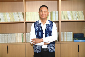 散文獎：《洱海筆記》 作者： 北雁（白族）         獲獎感言我慶幸自己出生在洱海之源。從我們村子后方山脈上發(fā)源的大小溪流河溝，以及離我們村子不遠(yuǎn)的茈碧湖、草海、綠蔭塘、鵝墩塘，還有從我們壩子里流過的彌茨河、鳳羽河、彌苴河、海尾河、永安江、羅時江，甚至包括從天空降落的雨水和羅坪山頂融化的雪水，它們的流向都是群山之外波瀾壯闊的洱?！?/></a></dt>
      <dd><a href=