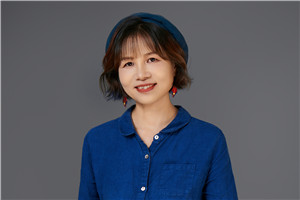 詩歌獎：《落下來》  作者：黃芳（壯族）         獲獎感言我一直覺得自己是在夢想與生存中擁有平衡術(shù)的幸運兒。我父親是一個民間壯劇的寫作者，他一輩子寫了60多本劇本，都是用我們的土壯話來寫的。小時候，我喜歡坐在父親身邊，看他飛快地寫字。也許在我還沒有文字意識的時候，文字的種子早已種下。工作后，無論是曾經(jīng)從事的記者、圖書編輯，還是現(xiàn)在的教師……