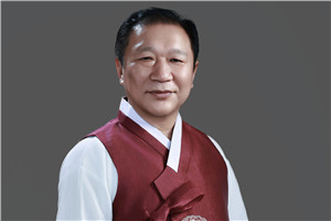 詩歌獎：《鳥聲嚦嚦鳴冬山》（朝鮮文）  作者：金榮?。ǔr族）         獲獎感言回首創(chuàng)作里程，從純粹以自己的眼光觀察世界，到勘破事物與事物的關(guān)系，我的詩歌算是經(jīng)歷了幾個階段。要是說我的詩萌生于青春的熱血和沖動，起步于“我”這個自我，接著就超越跟世上種種弊端相抗衡、選擇正確道路這個階段，開始邁入通過和大自然的對話、與宇宙的交感，在靈魂的園地尋找日漸成長的深沉自我的境界……