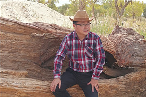 詩歌獎：《盤江魂》 作者：牧之（布依族）         獲獎感言對我來說，詩歌就像遠(yuǎn)方的一束亮光，照亮著生活在低處的我，它就是我迷茫中的精神指引，讓我卑微的頭顱高起，讓我的生命充滿陽光雨露，讓我在詩歌中尋回對生活的自信和剛強，讓我以五彩繽紛的方式穿越生活的貧乏和蒼白、灰暗與平庸，在孤獨與豪邁中獲得塵世間的美麗和從容，夢想和希望……