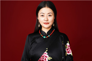 詩歌獎：《留在紙上的心》 作者：那薩（藏族）         獲獎感言非常榮幸獲得駿馬獎，我的內(nèi)心充滿感激。我來自青海省玉樹藏族自治州，出生在通天河流域叫結(jié)拉的一個小山村，通天河藏語叫牦牛河，是長江源頭的干流河。我曾經(jīng)在瀾滄江源頭的縣城雜多縣工作了八年。又到黃河源頭，在小小的敬水池里喝了三口水?？梢哉f我是被長江、黃河、瀾滄江的水養(yǎng)育的一個寫作者……